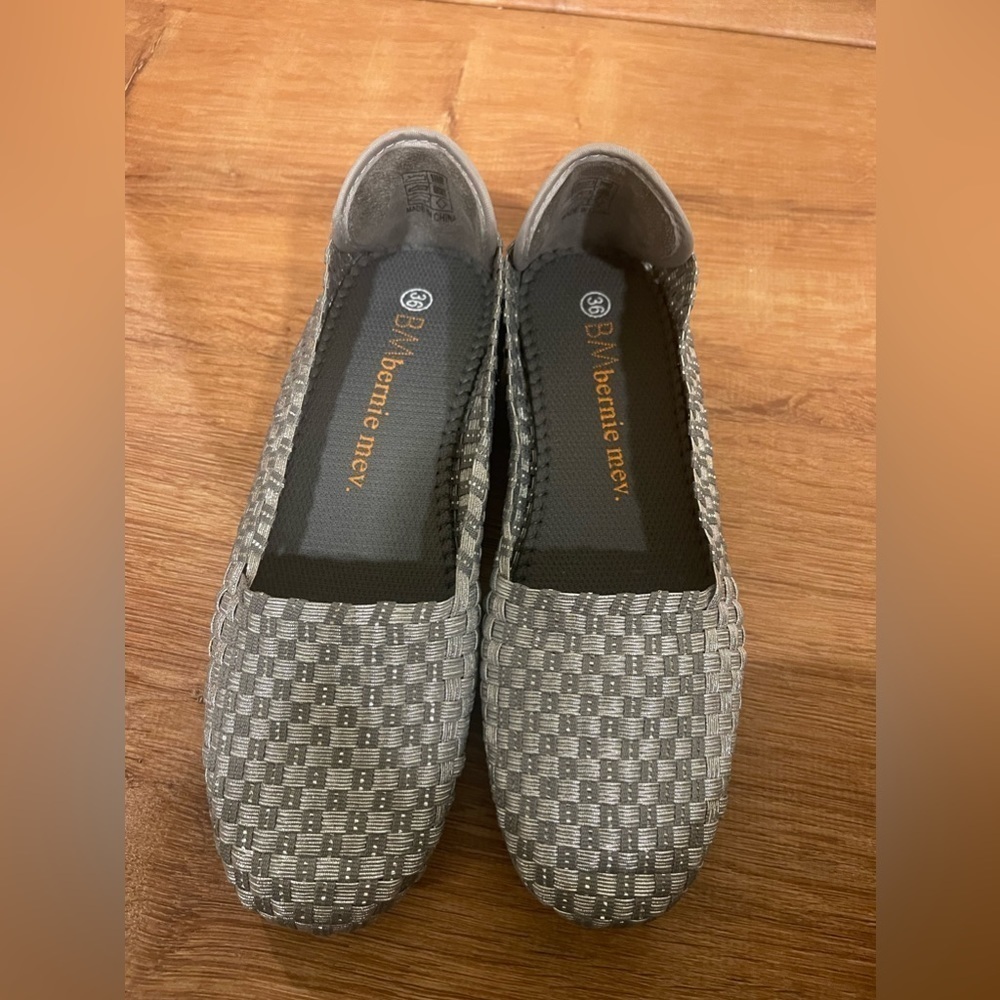 NEW IN BOX Bernie Mev gray flats​​​​​​​​